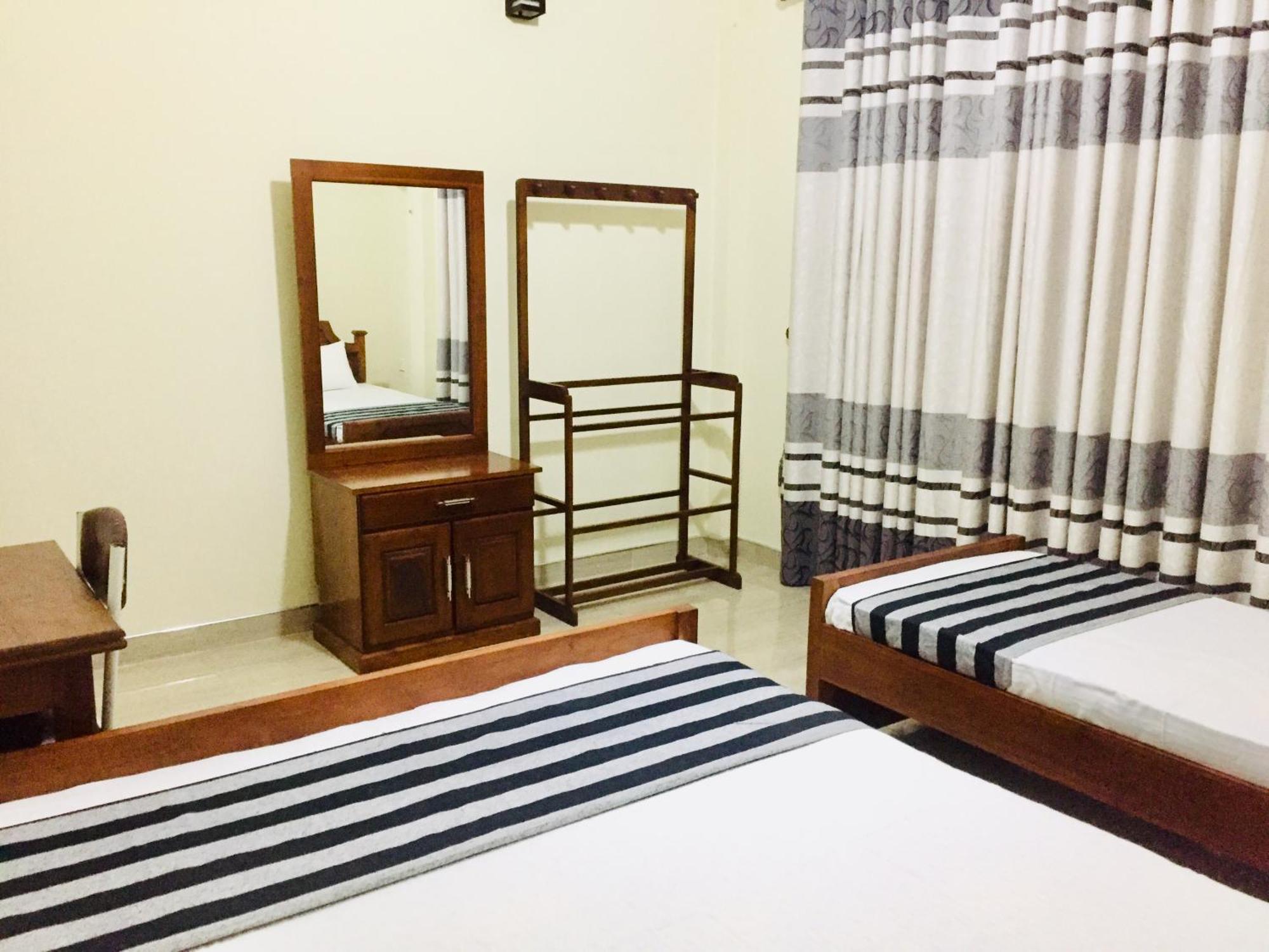 Sweet Home Tourist Rest, Cooking Classes & Tours Anuradhapura Esterno foto